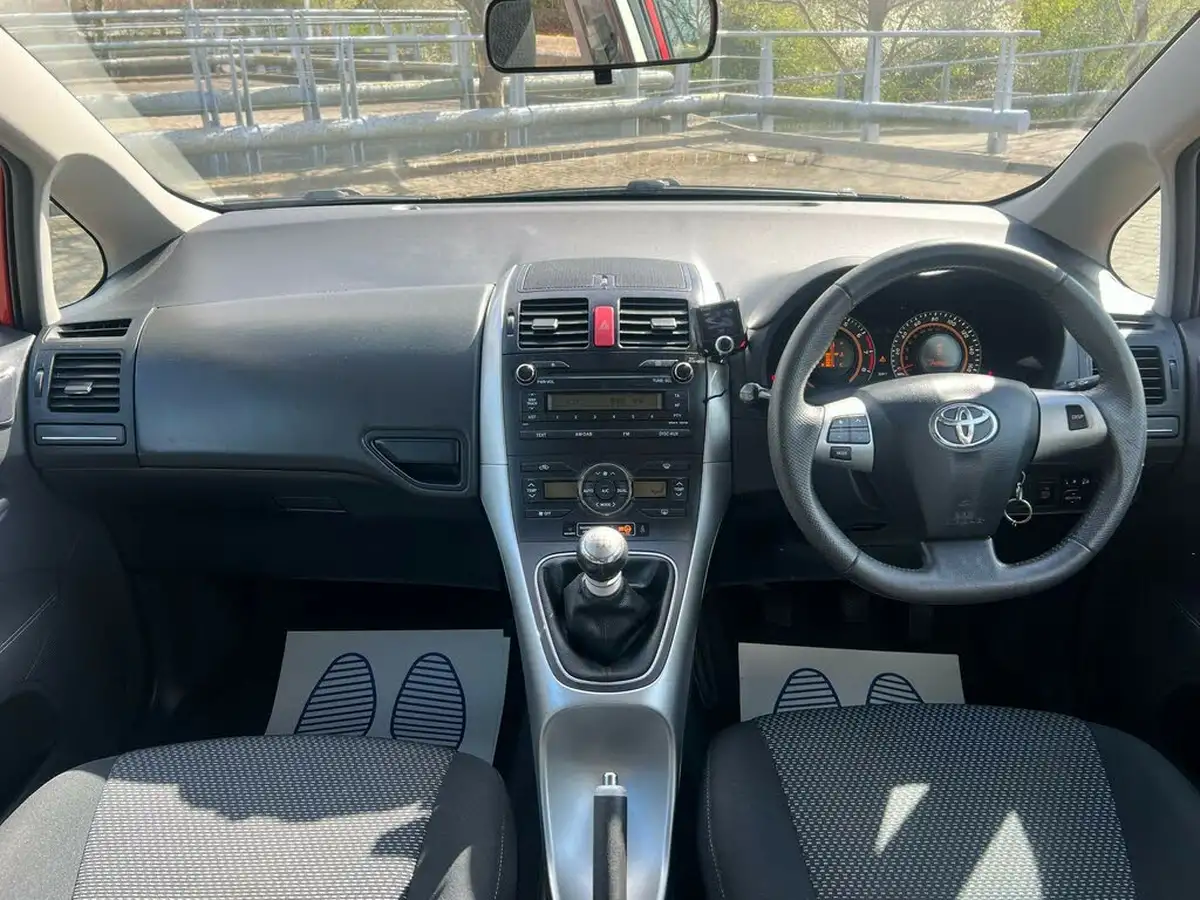 2010-toyota-auris-133-vvt-i-tr-5d-big-2