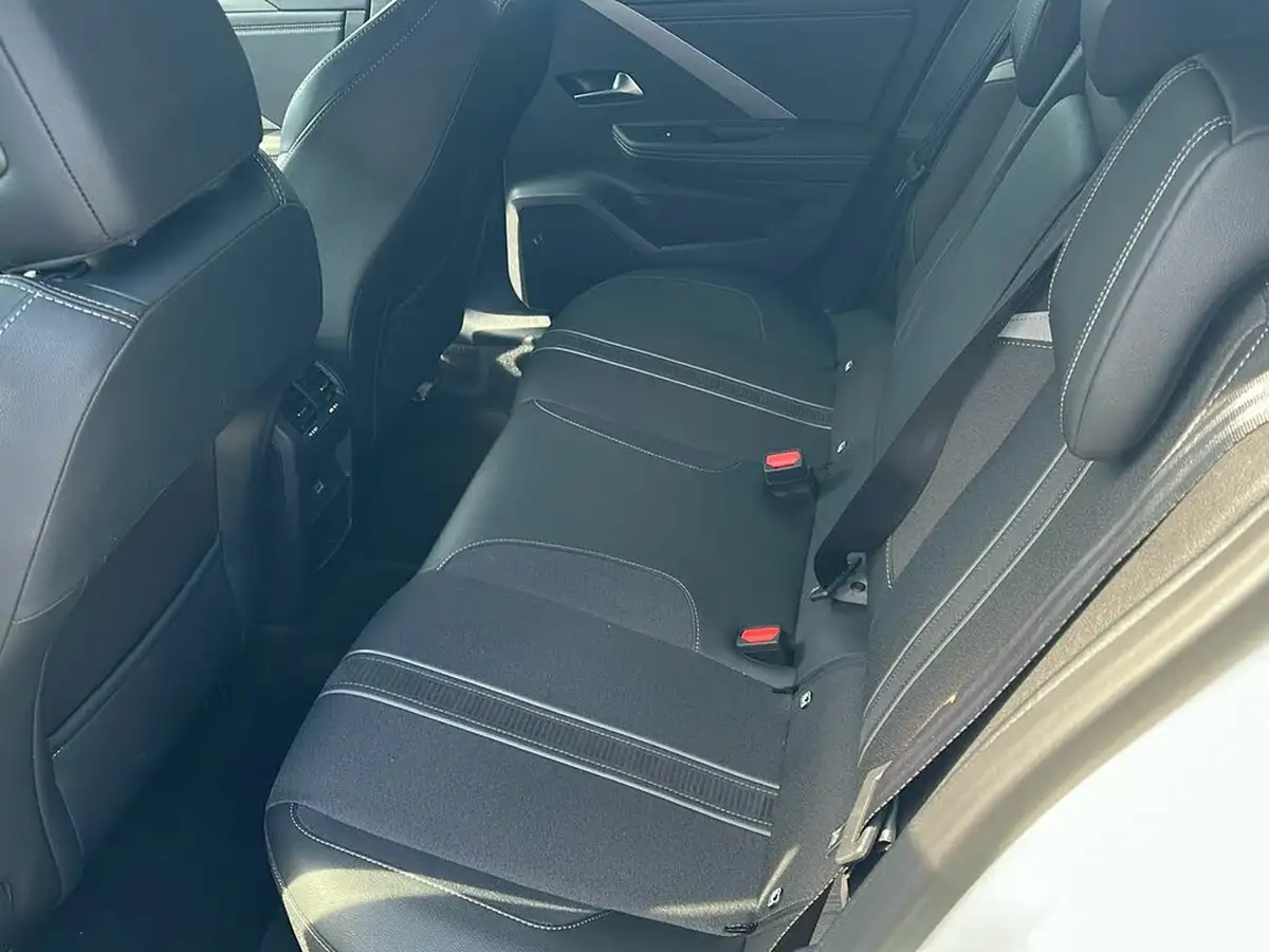 2023-vauxhall-astra-12-turbo-gs-hatchback-big-3