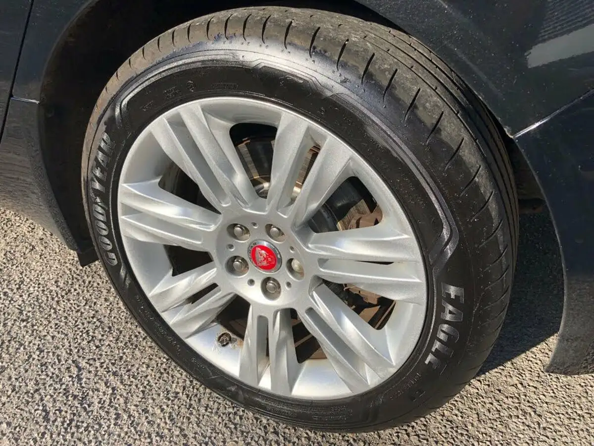 2017-jaguar-xf-20td-portfolio-180ps-saloon-4d-1999cc-auto-big-12