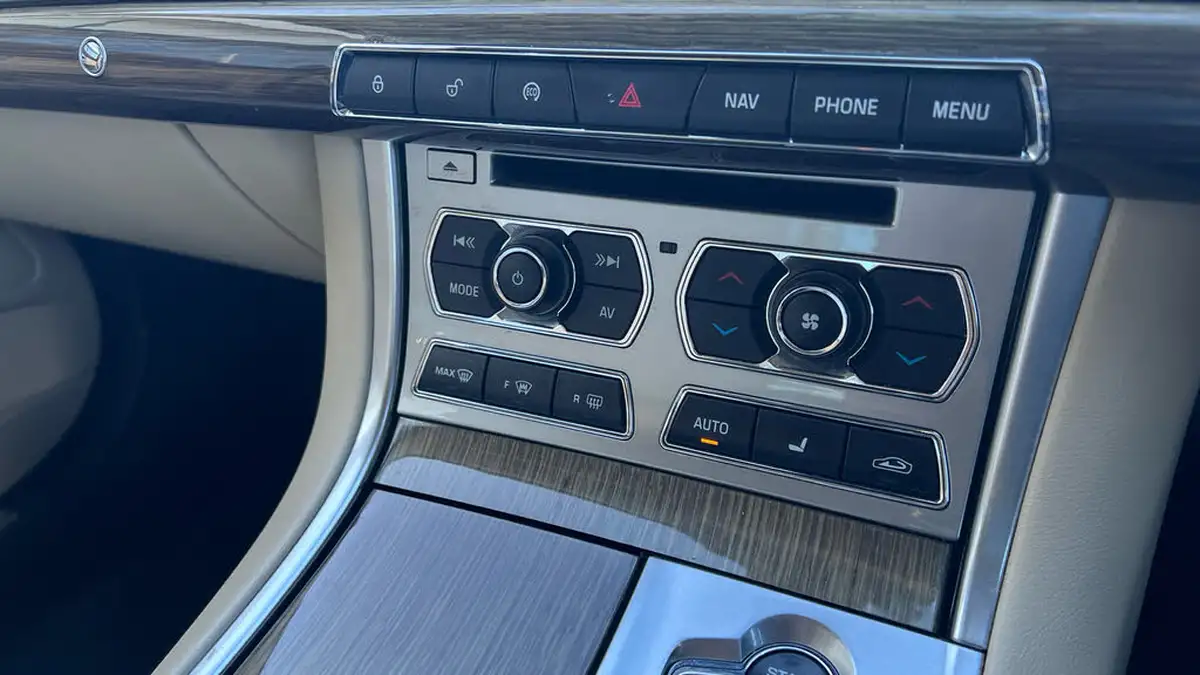 2014-jaguar-xf-30td-premium-luxury-saloon-4d-big-12