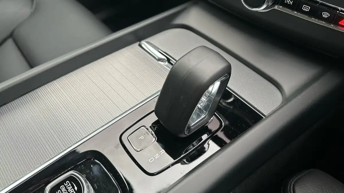 2025-volvo-xc60-20-b5-plus-big-13