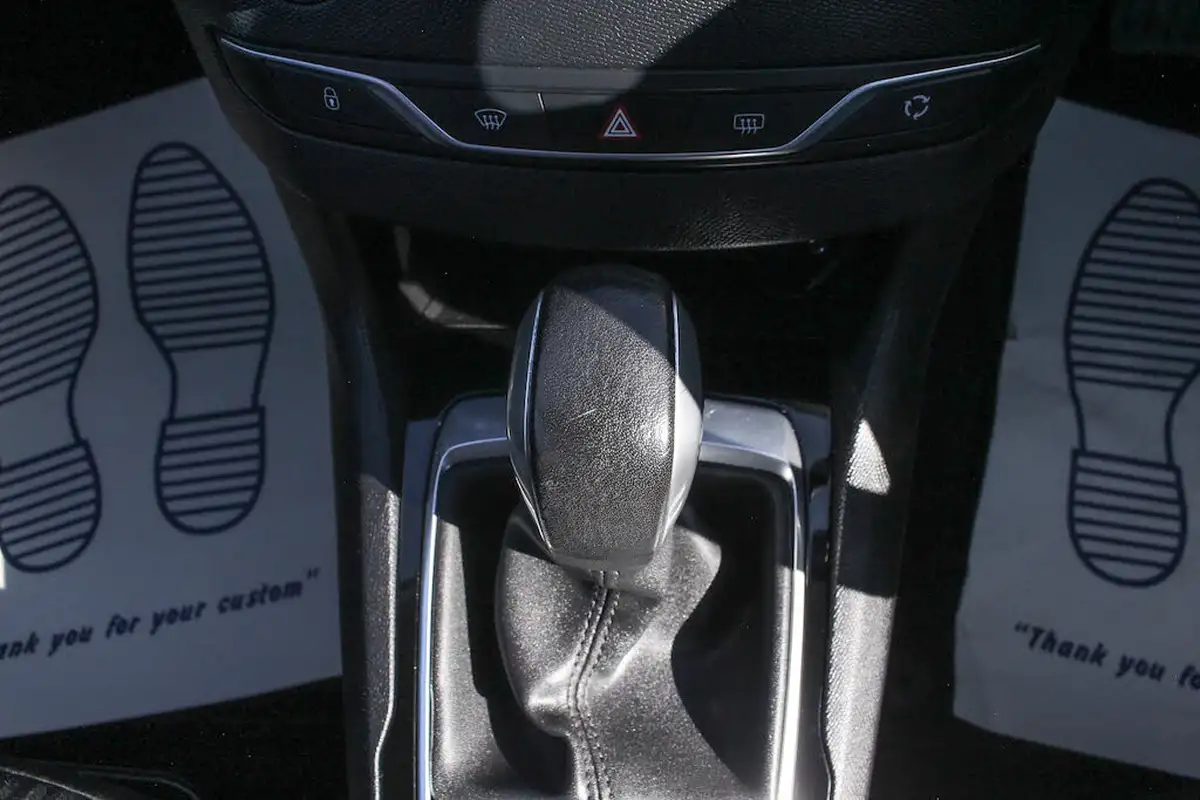 2016-peugeot-308-12-puretech-active-130bhp-eat6-big-25