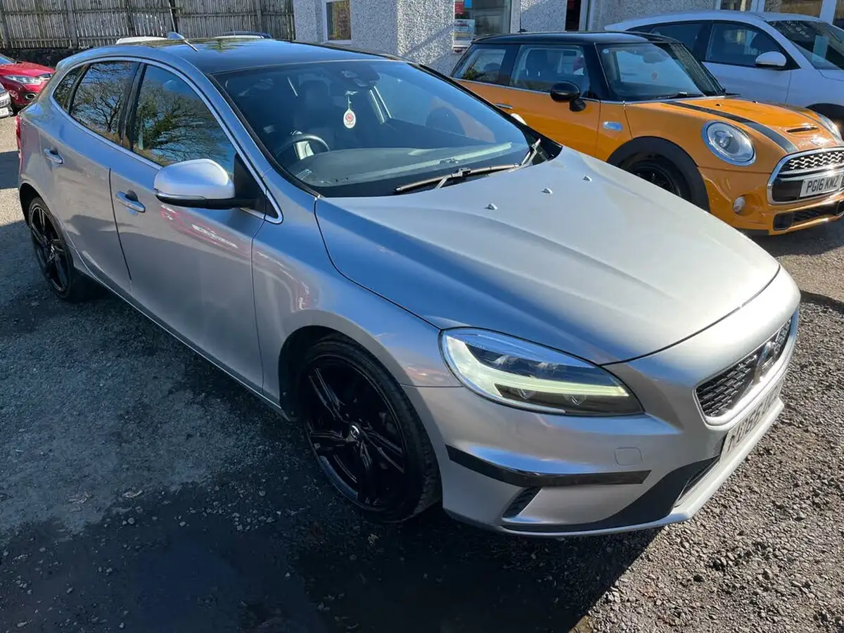 2016-volvo-v40-20td-d2-r-design-pro-big-0