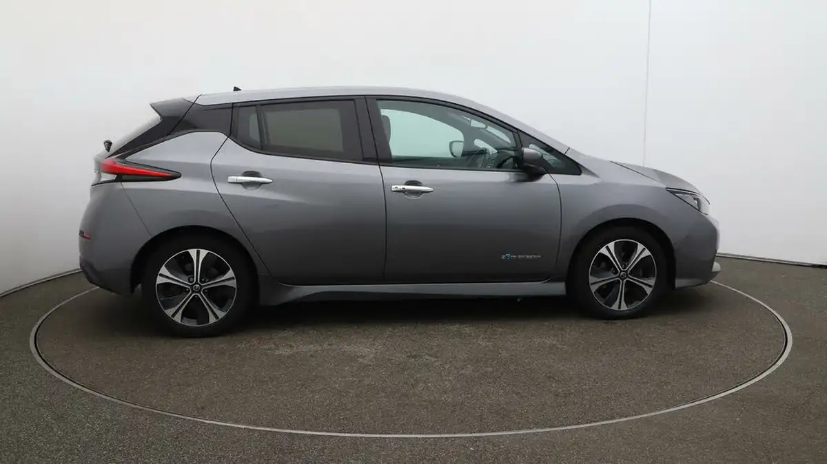 2020-nissan-leaf-e-tekna-big-44