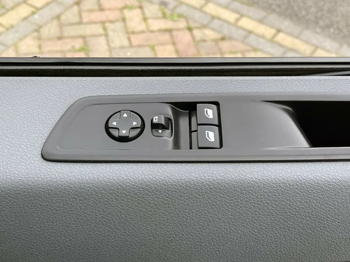 2019-peugeot-expert-15-bluehdi-professional-compact-1000-big-31