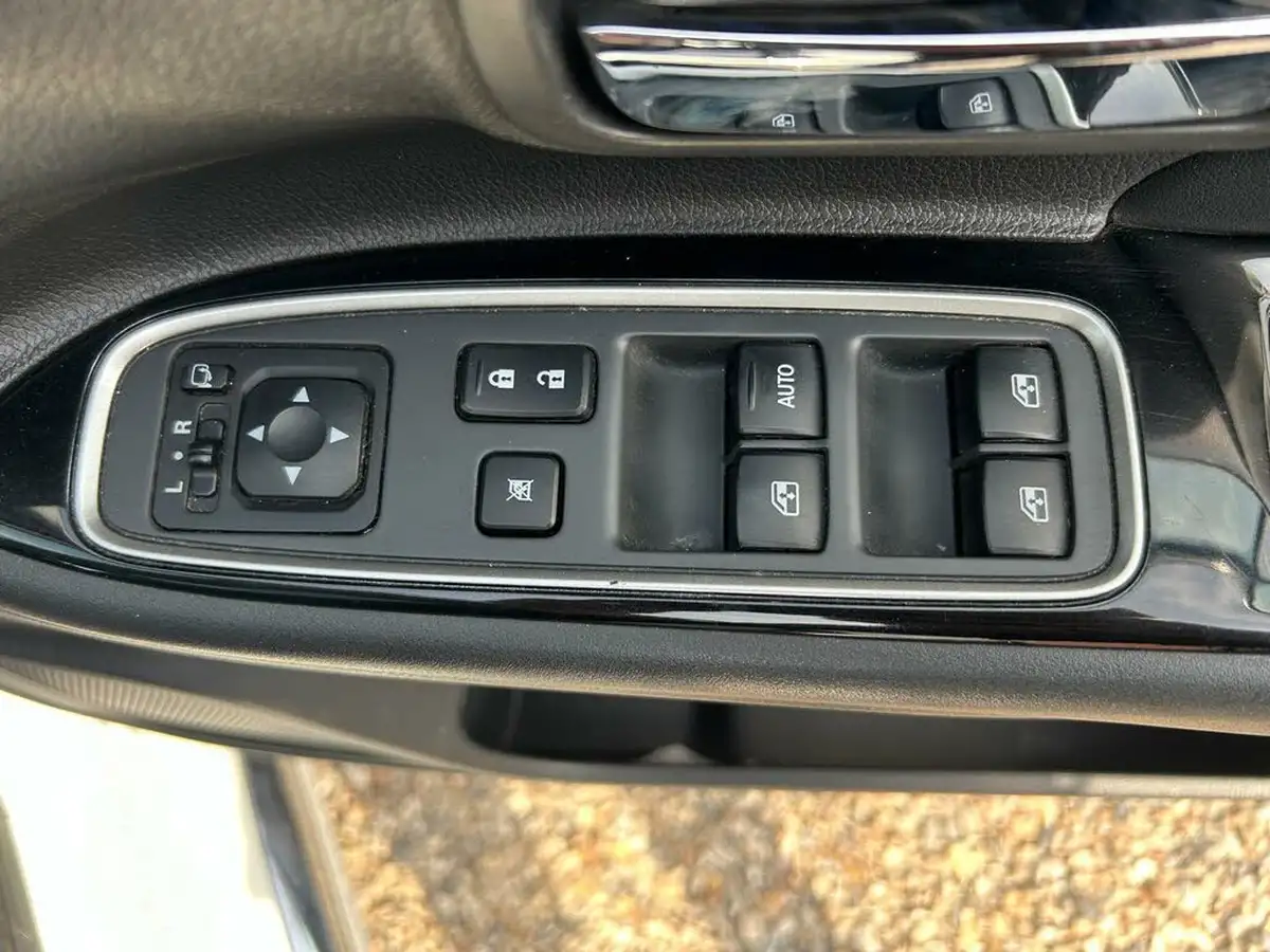 2016-mitsubishi-outlander-20-gx4h-phev-big-47