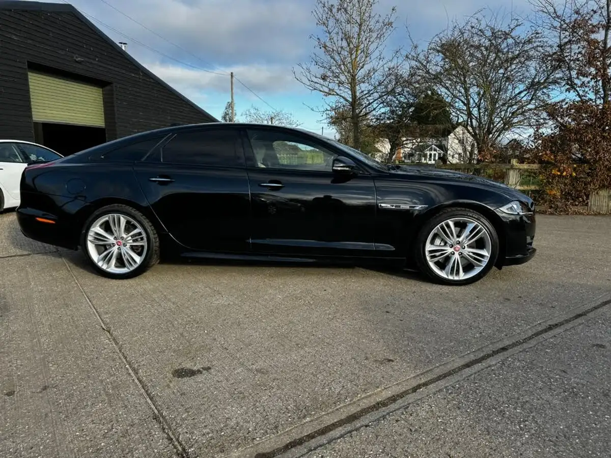 2015-jaguar-xj-series-30td-xj-r-sport-big-13