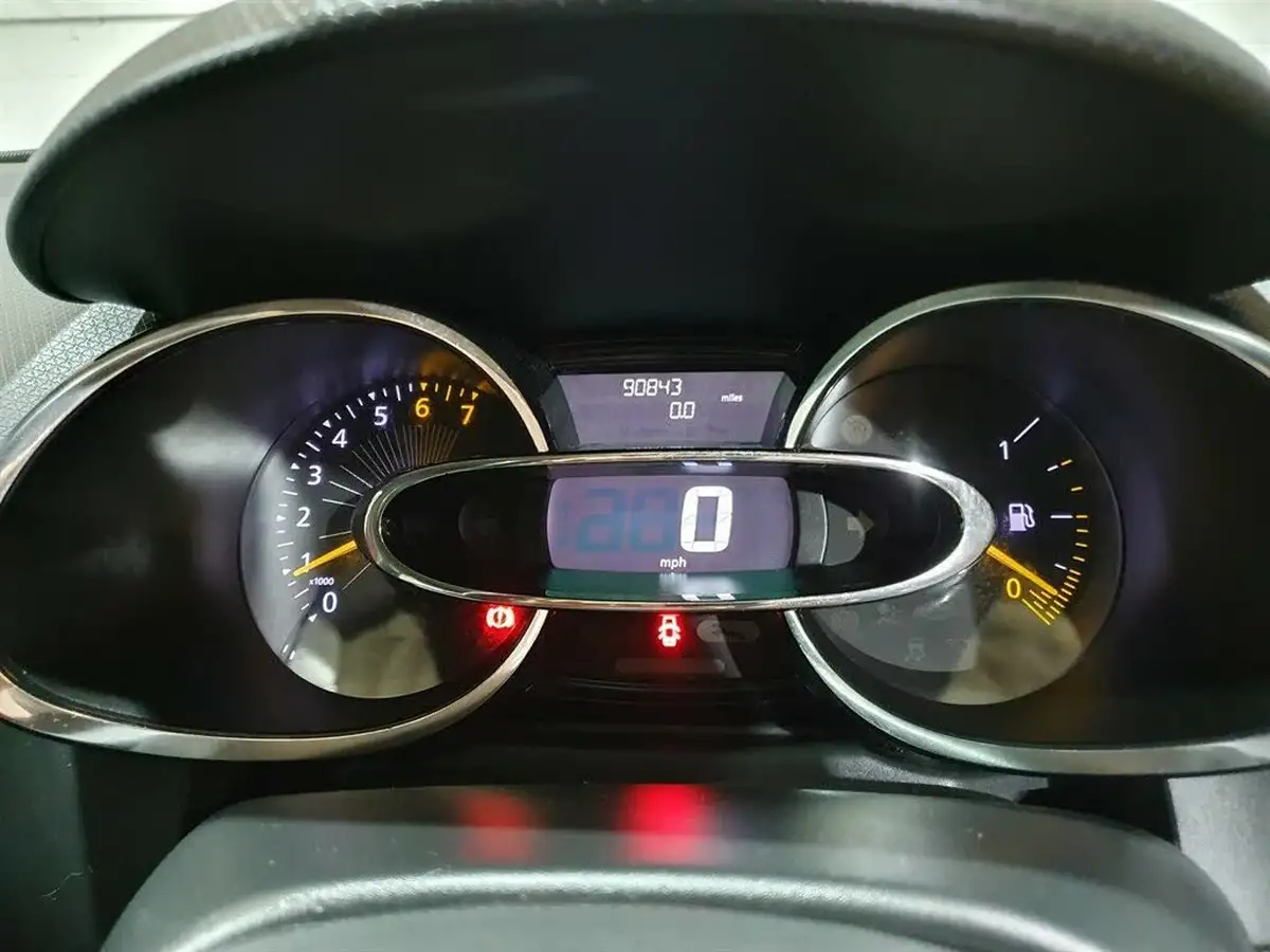 2014-renault-clio-12-dynamique-big-41