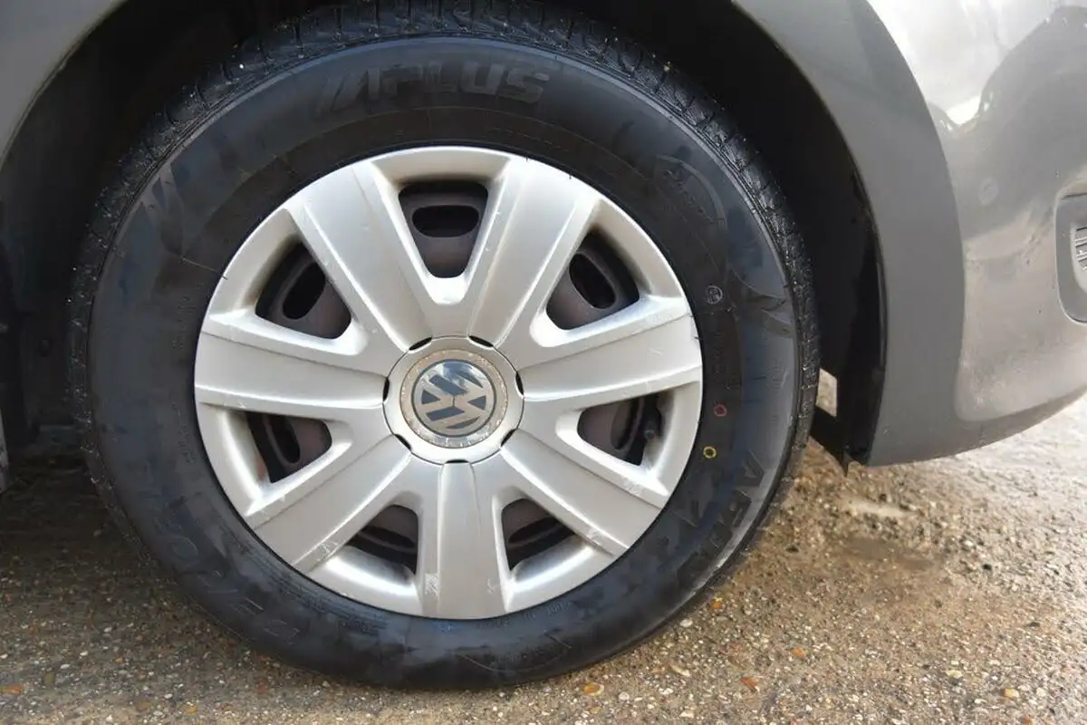 2010-volkswagen-polo-12-s-5d-big-44