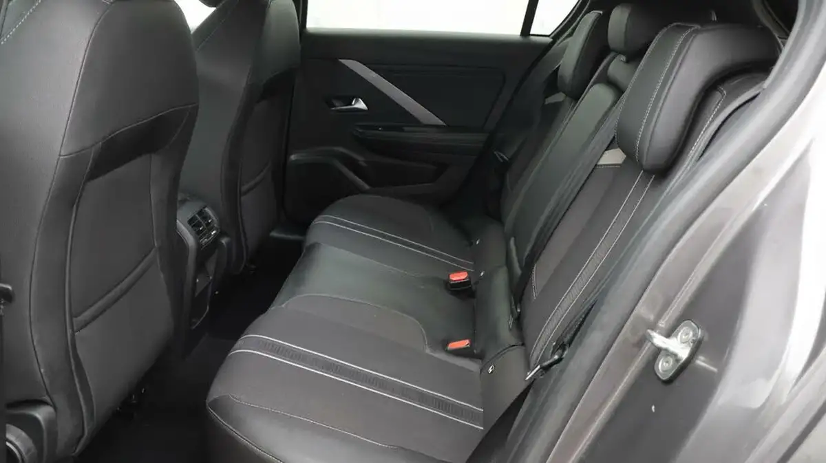 2023-vauxhall-astra-12-turbo-gs-hatchback-auto-big-16