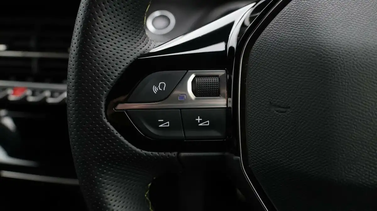 2021-peugeot-2008-suv-e-gt-big-25