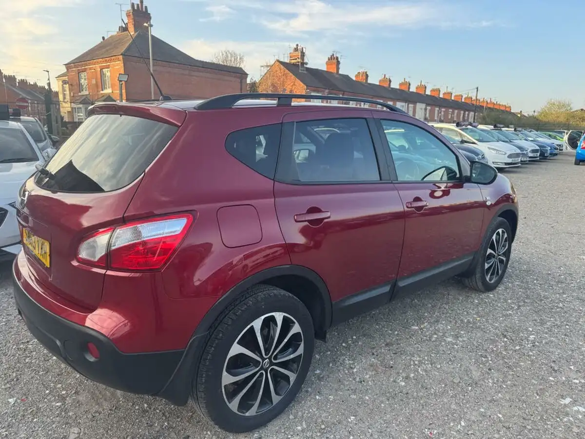 2013-nissan-qashqai-16-360-cvt-big-8