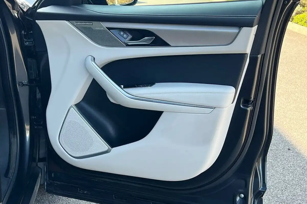 2023-jaguar-f-pace-20-d200-r-dynamic-se-black-big-49