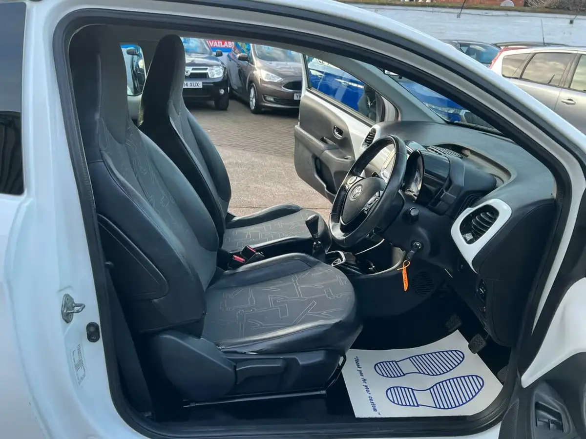 2014-toyota-aygo-10-vvt-i-x-pression-3d-big-33