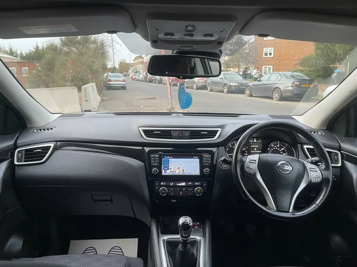 2015-nissan-qashqai-12-acenta-premium-big-2