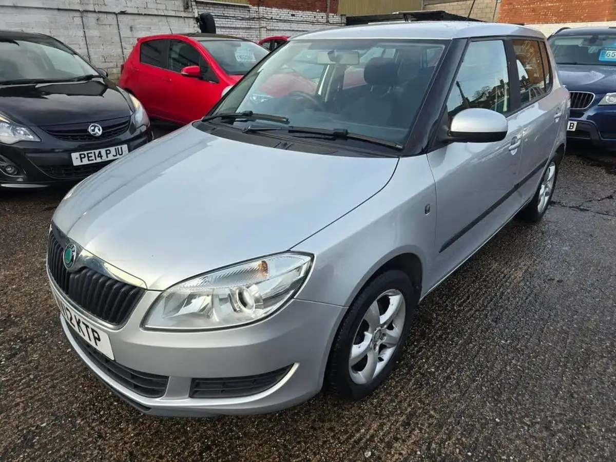 2012-skoda-fabia-12-se-70bhp-hatchback-1198cc-big-6