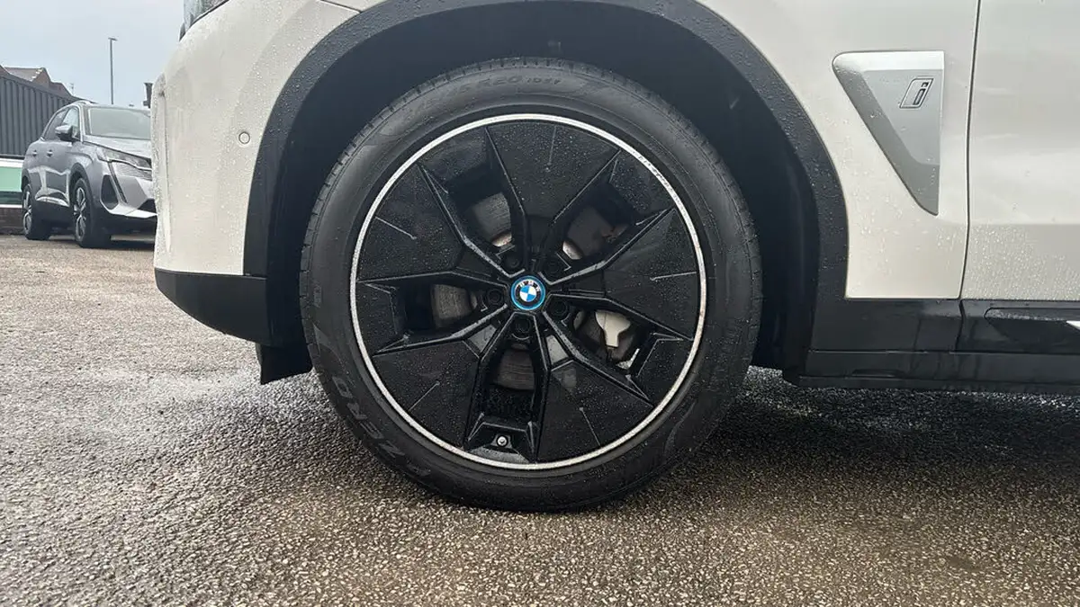 2021-bmw-ix3-e-premier-edition-big-16