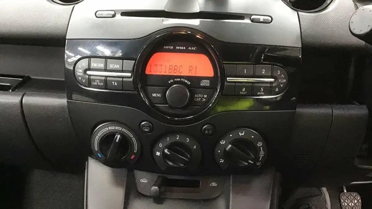 2014-mazda-mazda2-13-tamura-5d-big-7