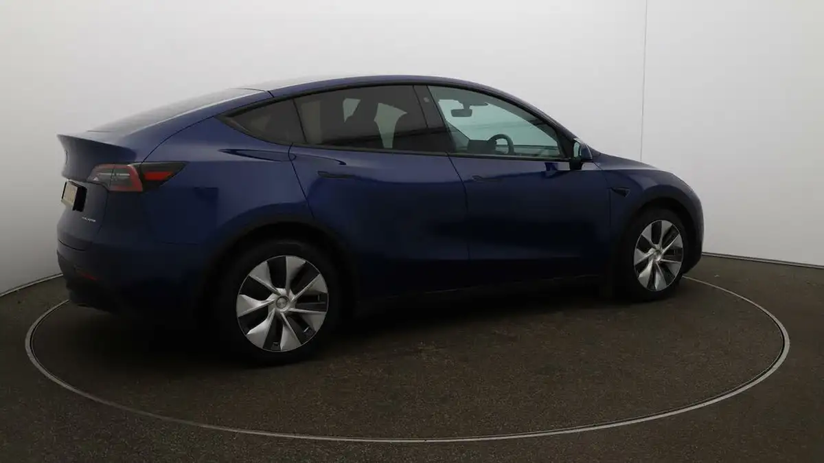 2022-tesla-model-y-e-long-range-big-43