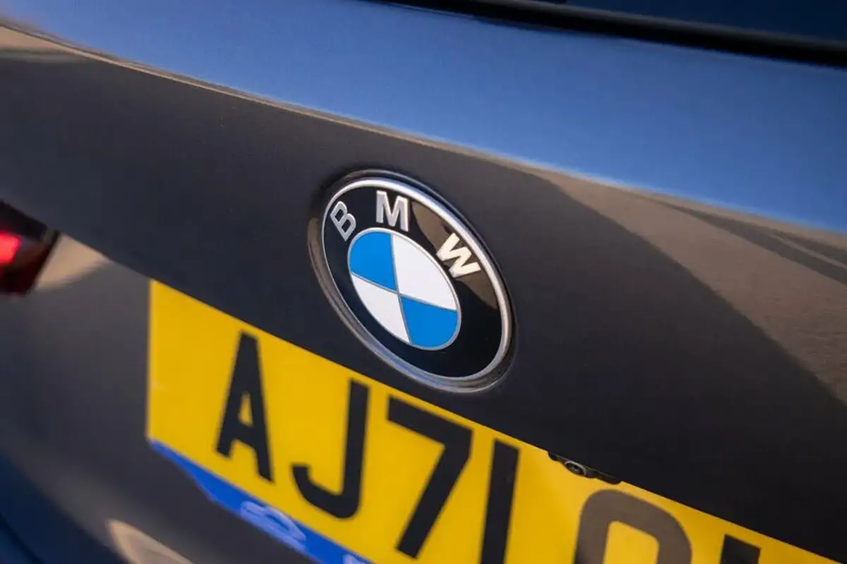 2022-bmw-3-series-20td-320d-se-pro-touring-5d-big-44