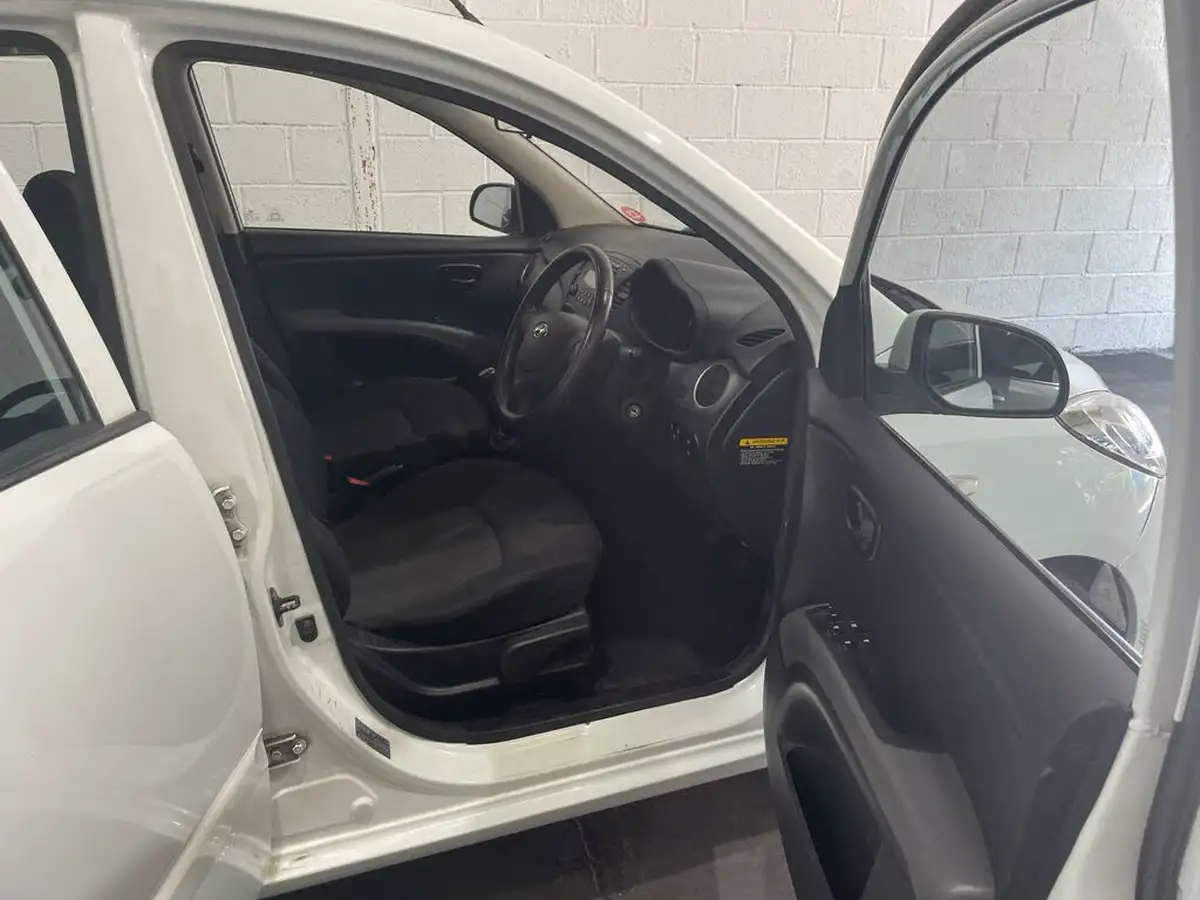 2013-hyundai-i10-12-active-big-11