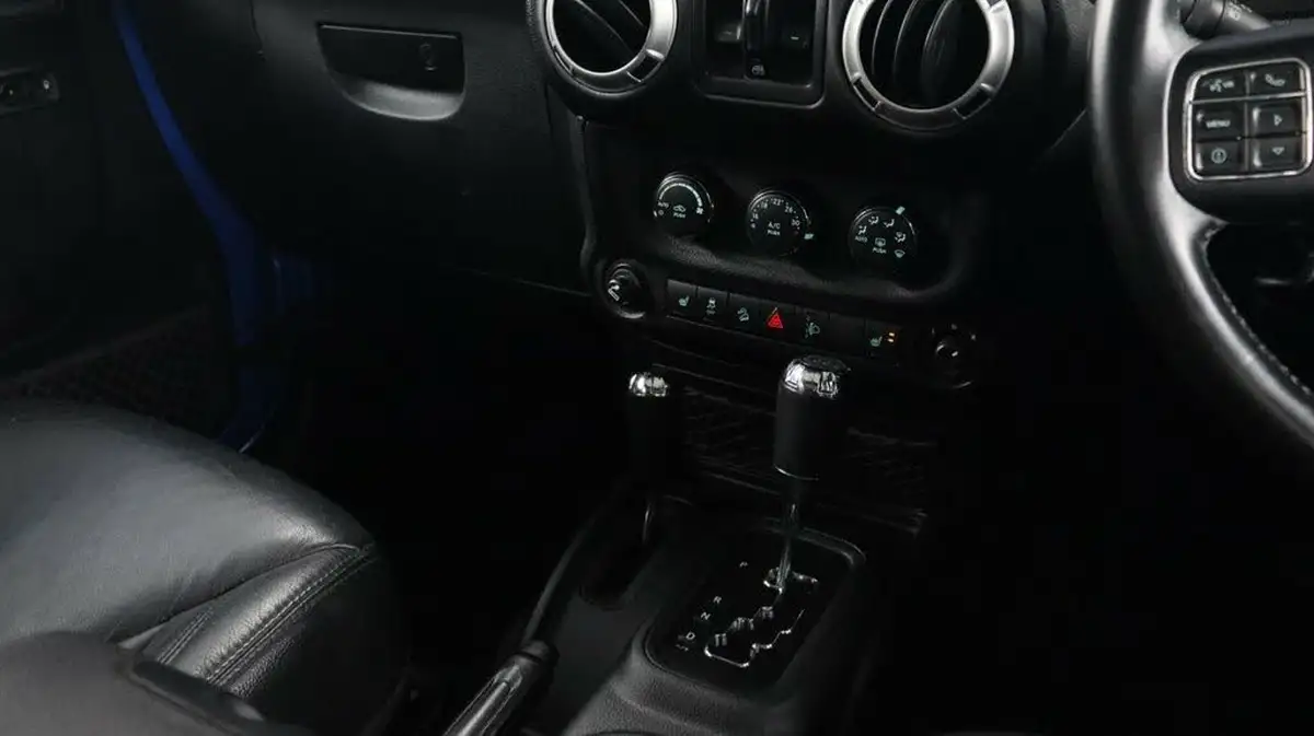 2016-jeep-wrangler-28crd-overland-5d-big-57
