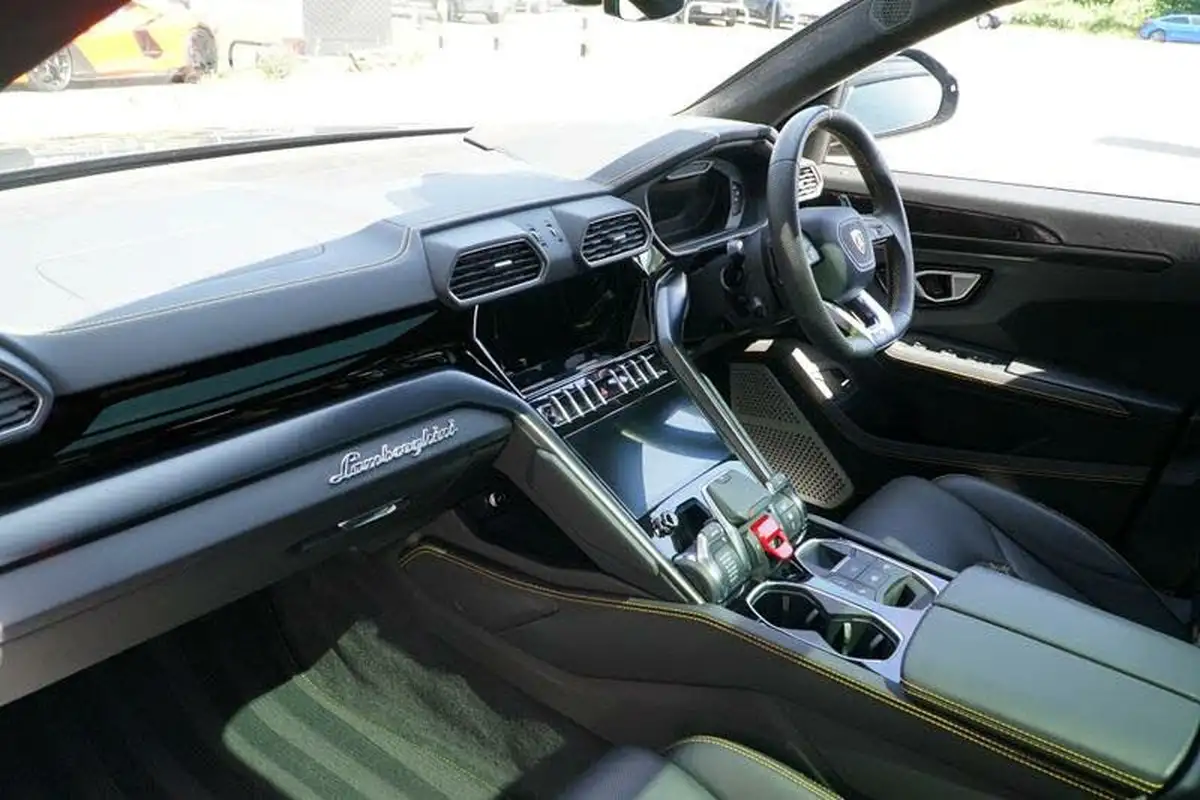 2023-lamborghini-urus-40-no-trim-big-18