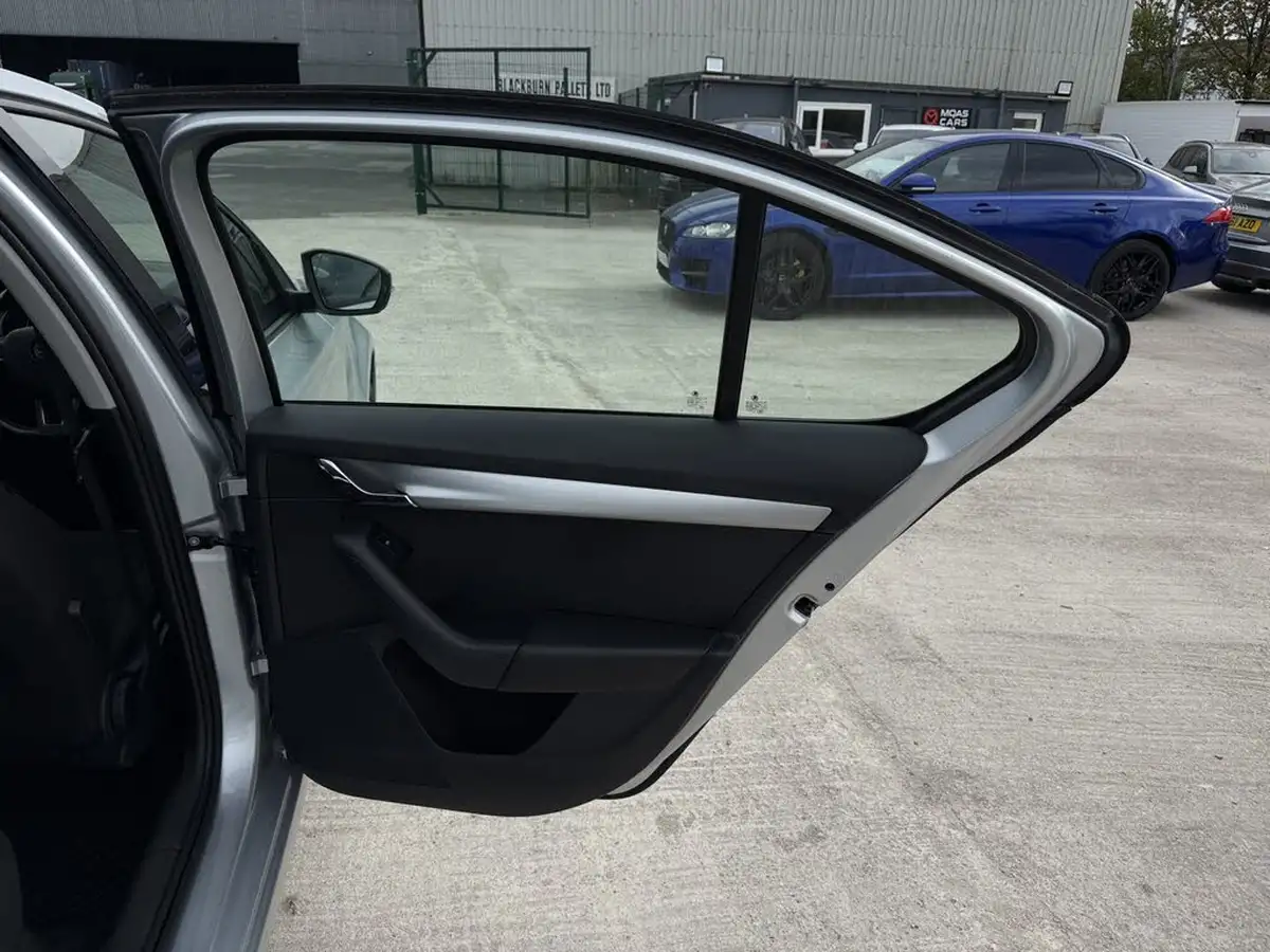 2020-skoda-octavia-10-tsi-s-hatchback-big-44