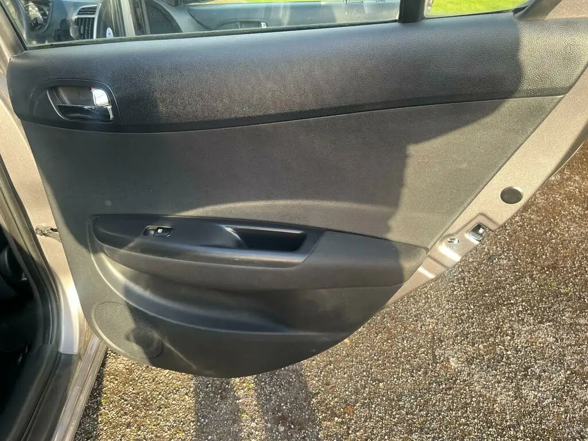 2012-hyundai-i20-14-style-99bhp-big-17