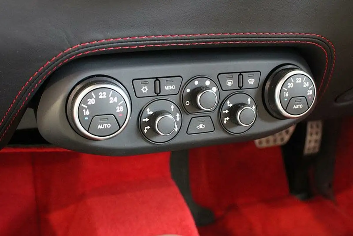 2012-ferrari-458-45-italia-big-21