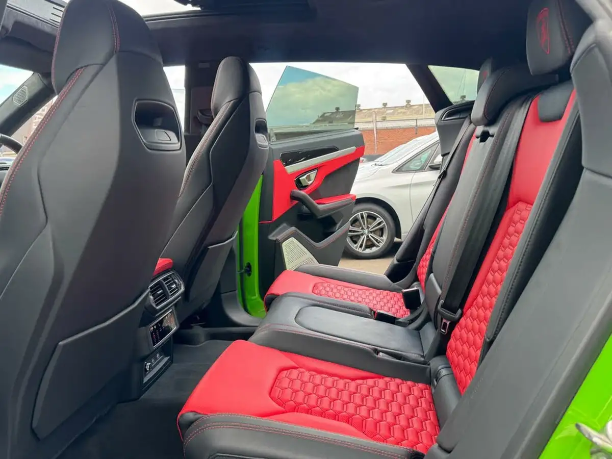 2021-lamborghini-urus-40-no-trim-big-30