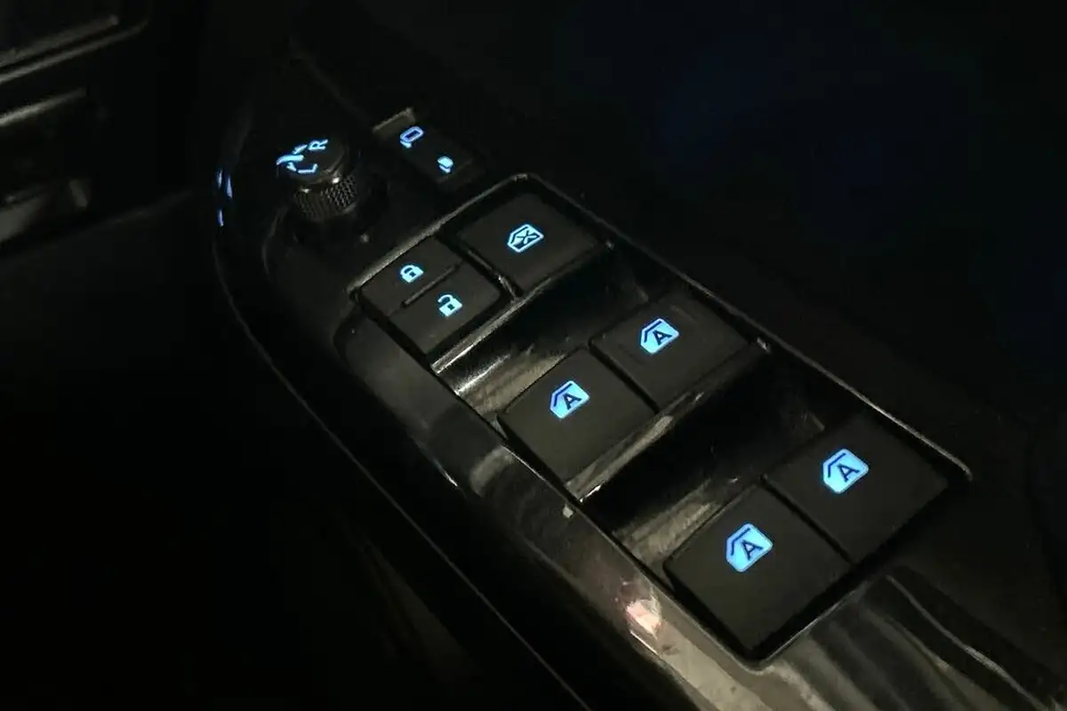 2018-toyota-hi-lux-24d-invincible-ss-auto-big-15