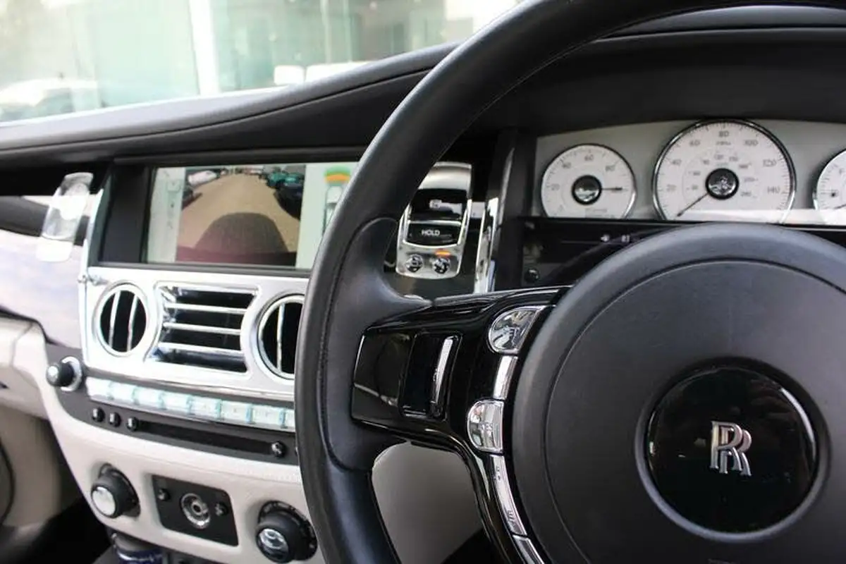2015-rolls-royce-ghost-66-big-27