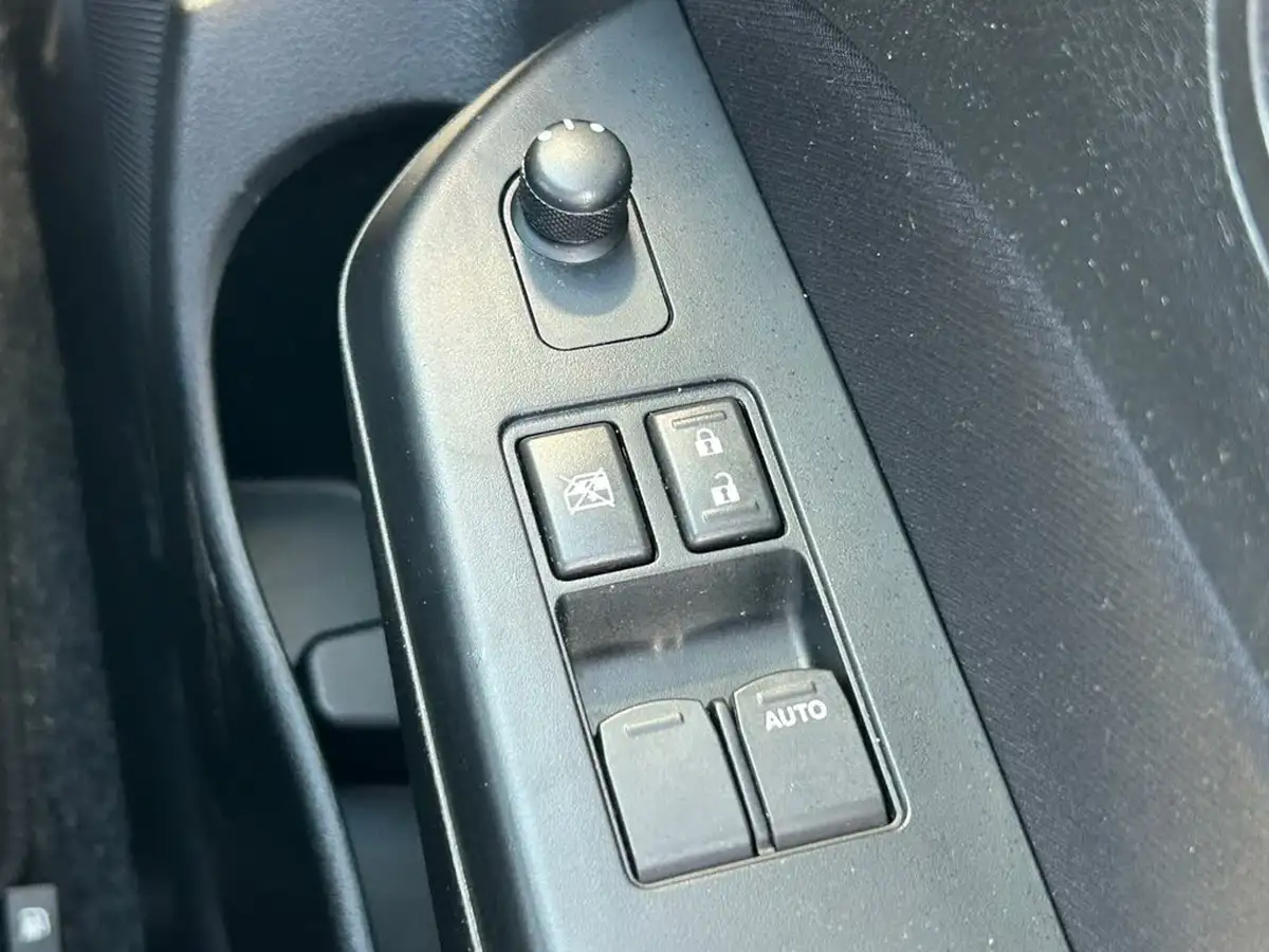 2015-suzuki-swift-12-sz2-3d-big-15