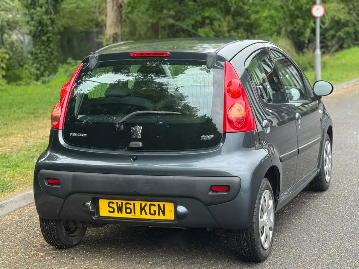 2012-peugeot-107-10-urban-5d-big-20