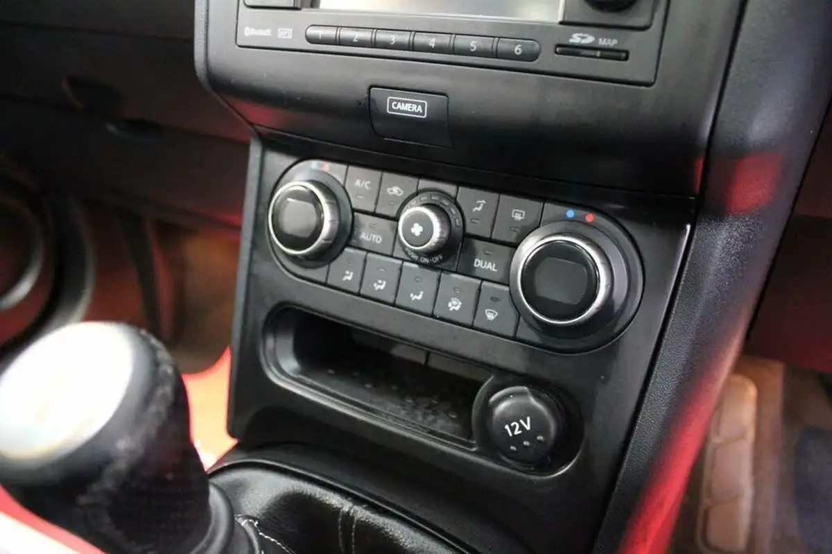 2013-nissan-qashqai2-15td-360-big-33