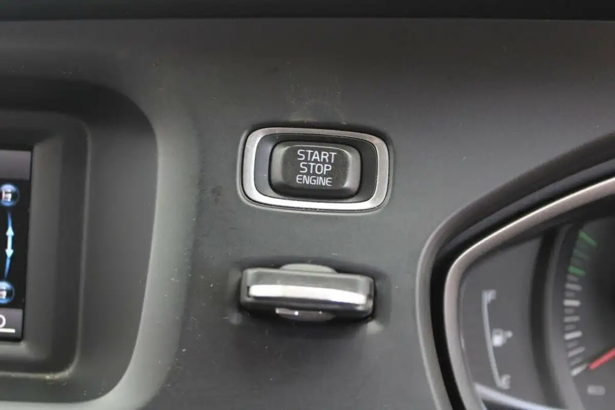 2013-volvo-v40-16-t2-es-big-27