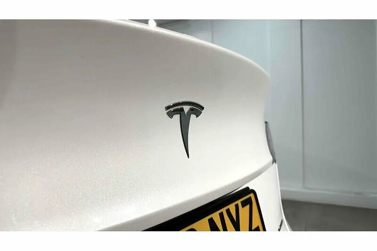 2022-tesla-model-y-e-long-range-big-10