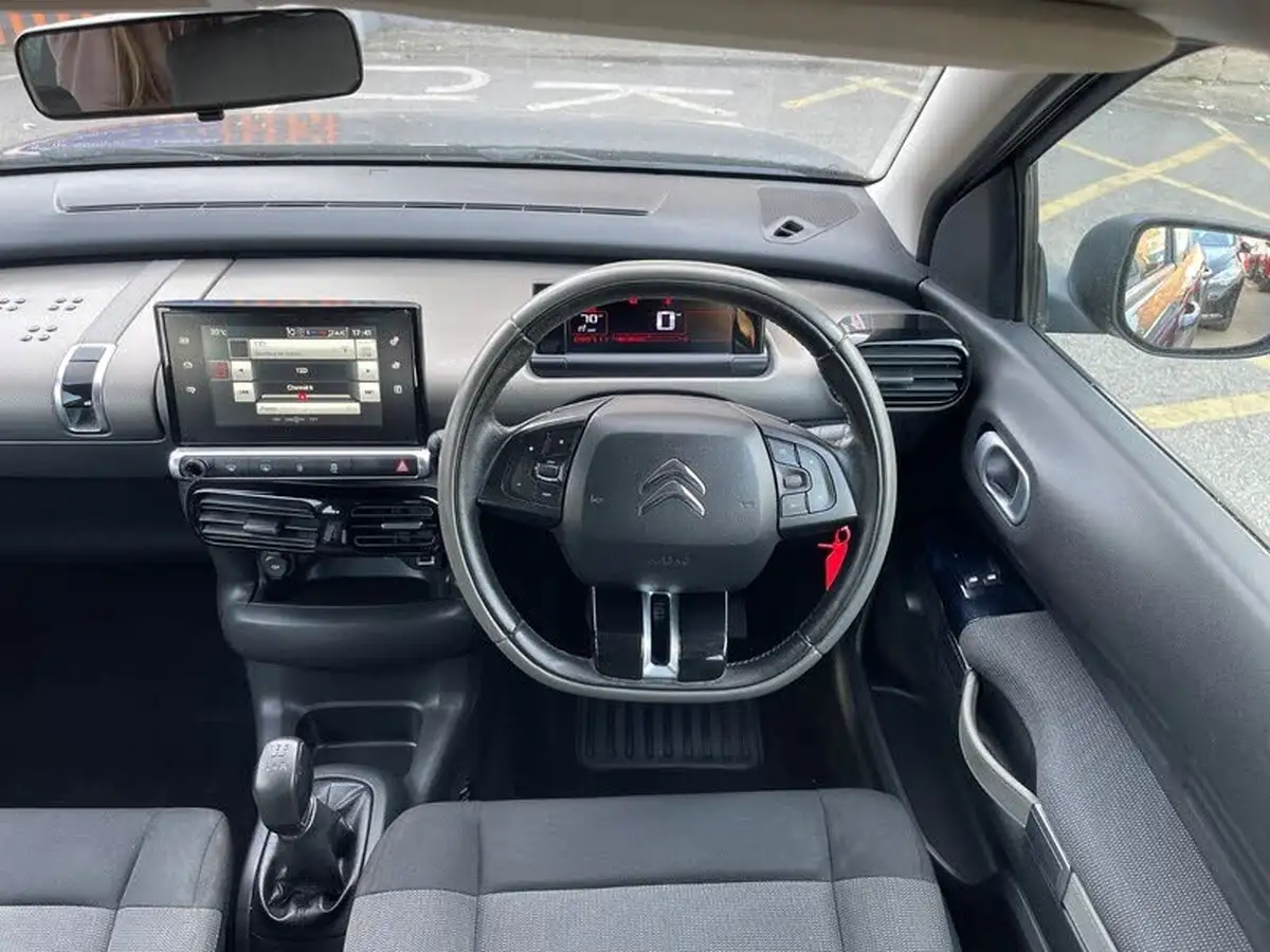 2015-citroen-c4-cactus-16bluehdi-feel-big-14