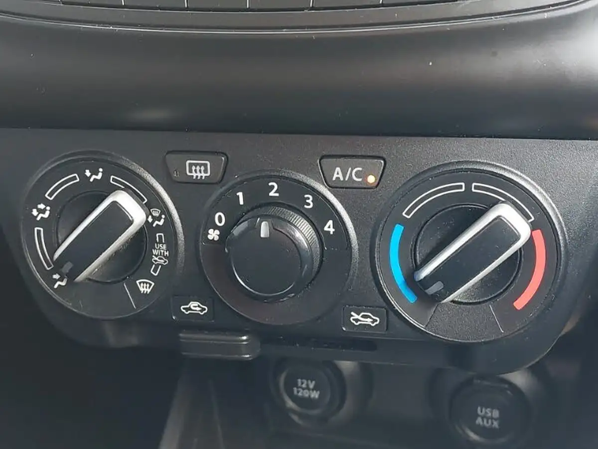 2019-suzuki-swift-12-dualjet-attitude-big-16