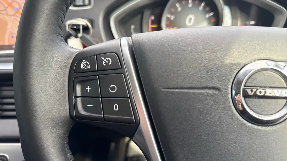 2017-volvo-v40-15-t3-cross-country-pro-big-22
