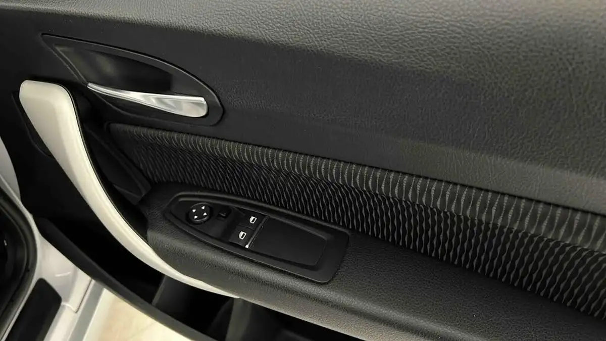 2017-bmw-1-series-20td-118d-se-3d-big-30