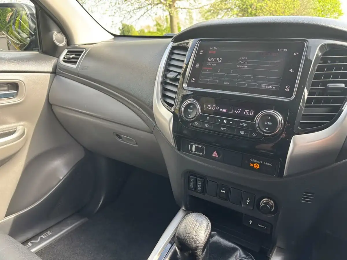 2018-mitsubishi-l200-24di-d-barbarian-sda-big-12