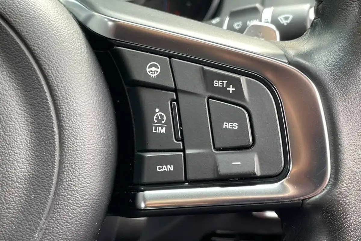2018-jaguar-xe-20i-r-sport-200ps-1999cc-big-33