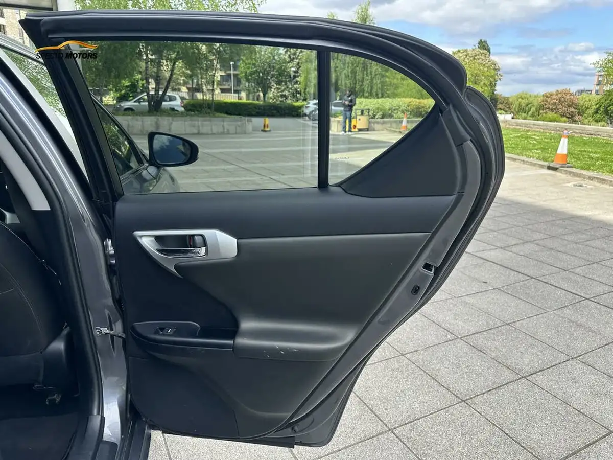 2013-lexus-ct-200h-18-advance-big-20