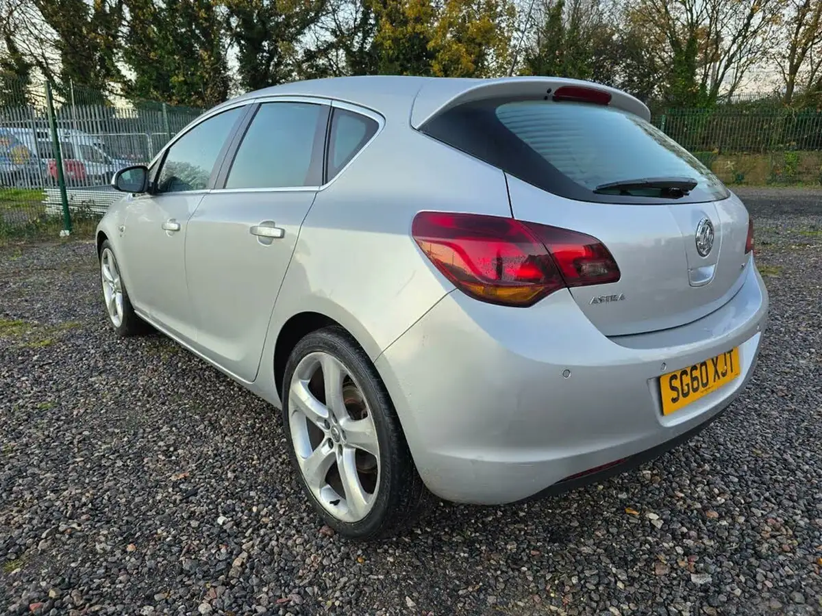 2010-vauxhall-astra-16-sri-16v-vvt-115ps-hatchback-5d-auto-big-3