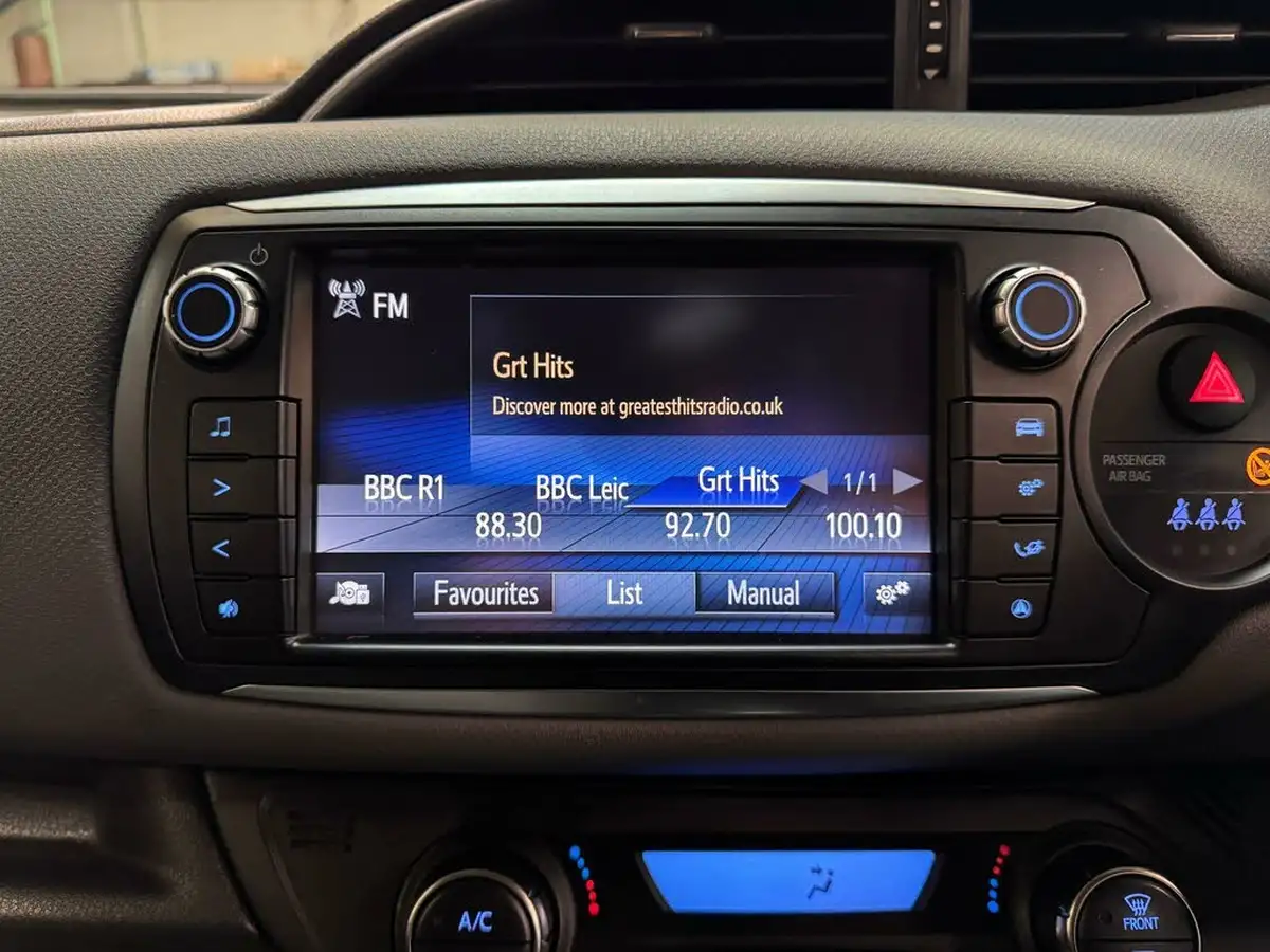 2015-toyota-yaris-15-vvt-i-icon-hybrid-big-34