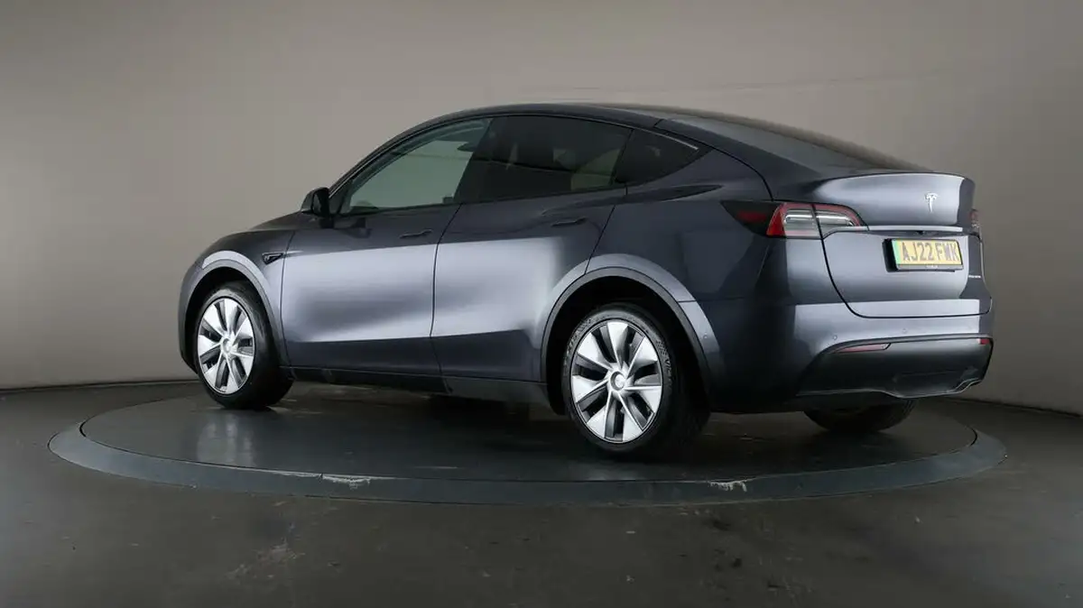 2022-tesla-model-y-e-long-range-big-65