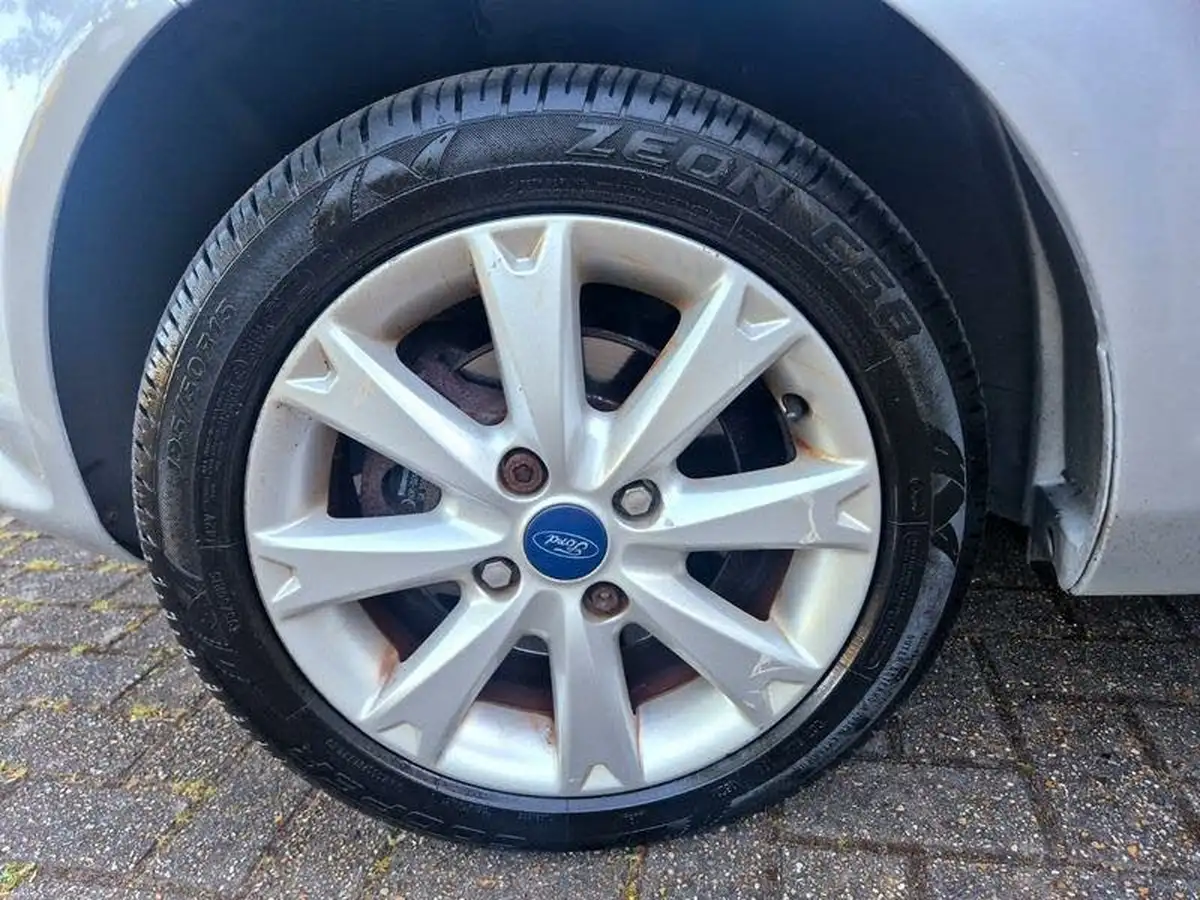 2010-ford-fiesta-14-zetec-96ps-5d-auto-big-23