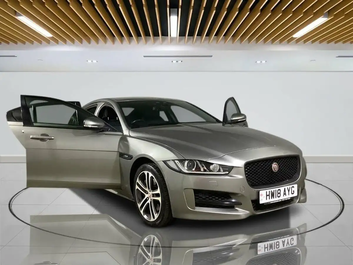 2019-jaguar-xe-big-7